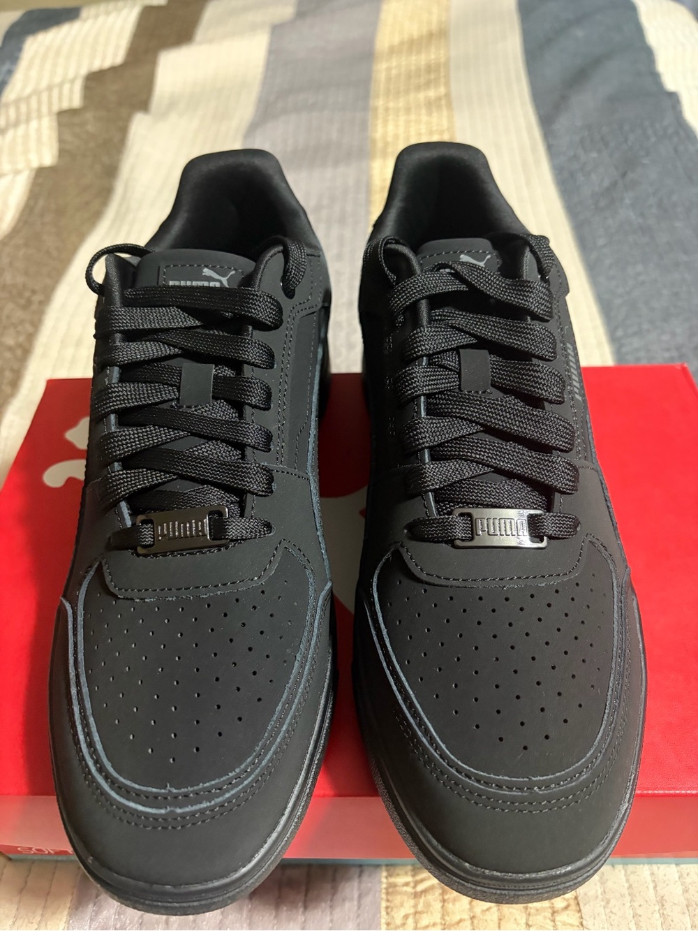 Puma Black Men's Low-Top Sneakers with Subtle Gray Stitching